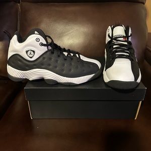 JORDAN JUMPMAN TEAM ll WORN 1 TIME FOR TWO HOURS! SIZE 9! READ DESCRIPTION FIRST